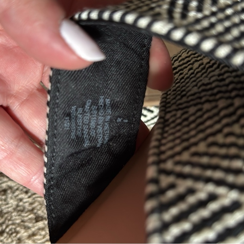 Old Navy Woven-Texture Criss Cross Black and White Patterned Sandals - Picture 3 of 3